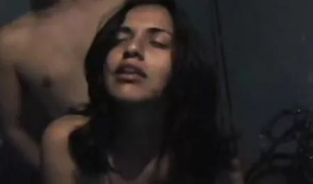 Das blauäugige gratis amateur sexfilme Model lutscht einen Dildo im Video-Chat