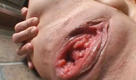 Fließen neue deutsche amateur pornos und enden von einem Vibrator tief im Busen
