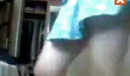Ein Mann gab seiner Freundin eine Flasche amateuer pornos Champagner in den Anus