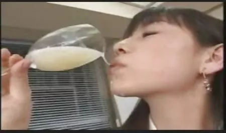 Hure gratis amateur pornofilme trainiert Muschi mit riesigen Dildos