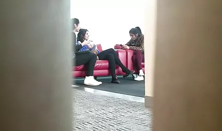 Grundstücksmaklermädchen stellt einen Mann einer amateurpornos gratis Wohnung und seinem Körper vor