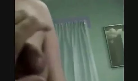 Gesellt sich zu dem Nackten in der Badewanne neue amateur pornos