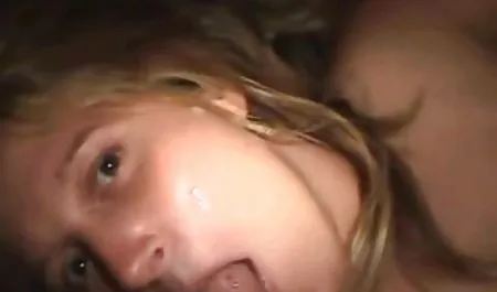 Aidra Fox streichelt sich im neue amateur pornos Freien