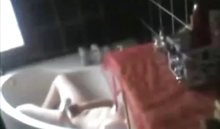 Alexis Brill sitzt auf der Veranda ihres geile amateur pornos Hauses