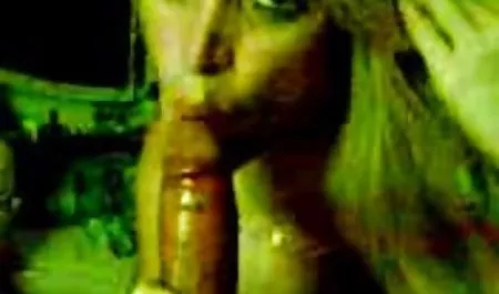 Braunhaarige Frau schüttelt üppige Milch beim deutsche amateur sexfilme kostenlos Sex