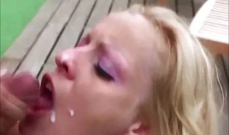 Vollbusige private amateur pornofilme braunhaarige Frau masturbiert mit Krebs