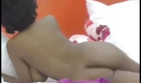 Lola Myluv leckte die Vorderseite von Little kostenlose amateur pornofilme Caprice im Badezimmer