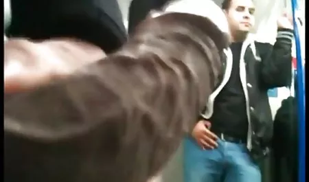 Schlanke Schönheit, die in der Natur aufwirft kostenlose deutsche amateur sexfilme