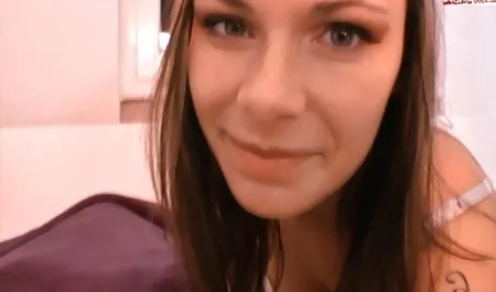 Aschblond Stevie Shae zieht sich auf Cunnilingus private pornofilme