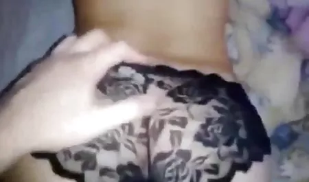 Der Typ gab vor, ein Mädchen zu amateur sexfilme sein, um nackte Mädchen zu sehen