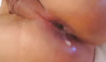 Bambi steckt einen flexiblen Vibrator in deutsche amature pornos die Vulva