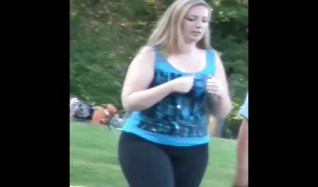 Tätowierte Paare tummeln sich neue deutsche amateur pornos auf der Couch